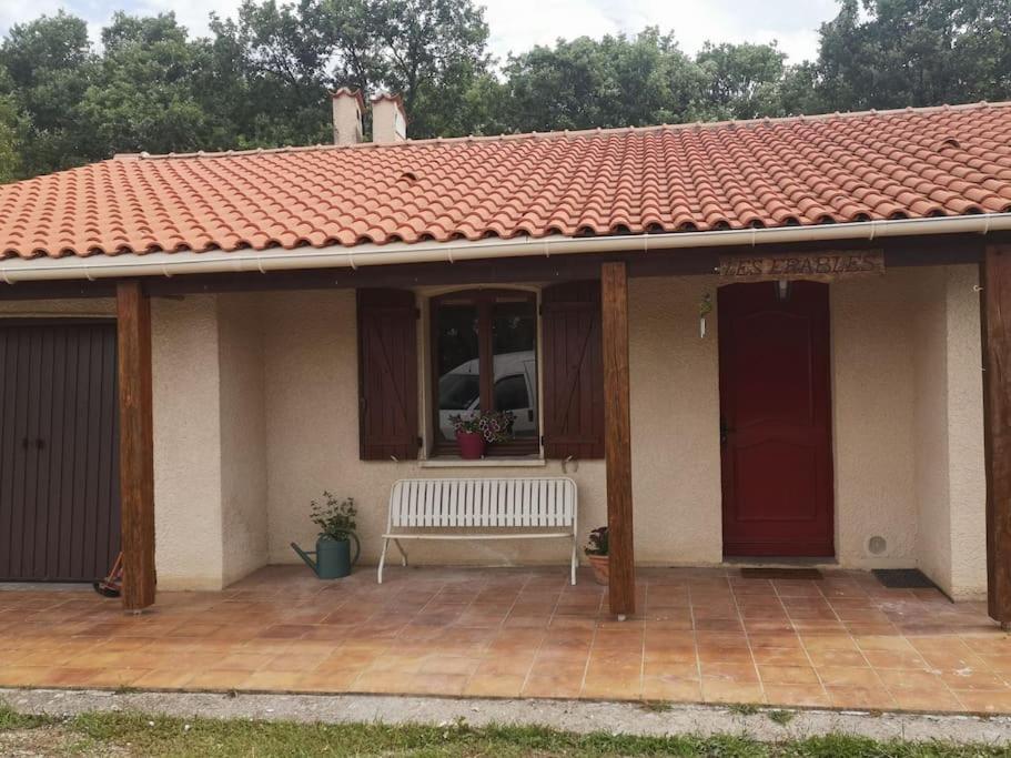 Fotografia z galérie ubytovania Un gîte entièrement rénové à la campagne v destinácii Pern