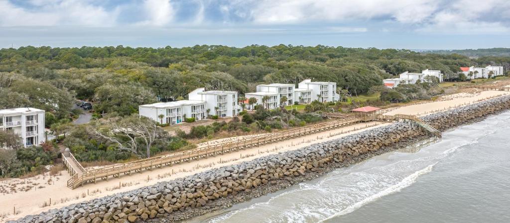 eine Luftansicht auf einen Strand mit Gebäuden und einer Zugstrecke in der Unterkunft Villas by the Sea Resort & Conference Center in Jekyll Island