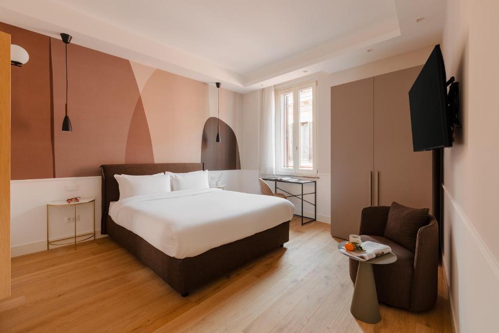 Habitación de hotel con cama y silla en Sonder Antinoo, en Roma