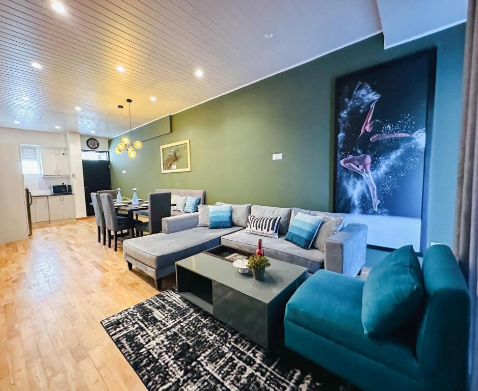 The Greens Luxury Apartment في نوارا إليا: غرفة معيشة مع أريكة وطاولة