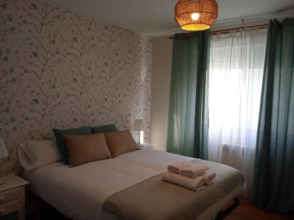 シグエイロにあるO Refuxio de Sigüeiro # a 10 min de Santiagoのベッドルーム1室(ベッド1台、タオル2枚付)