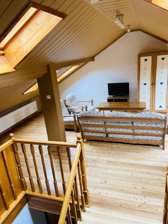 Televízia a/alebo spoločenská miestnosť v ubytovaní Domek pod Czantorią