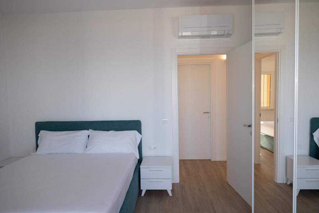 A bed or beds in a room at D Suite Fronte Mare