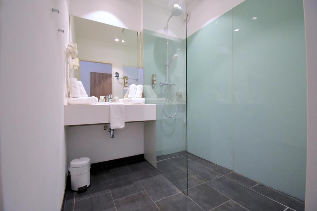 A bathroom at Sporthotel Zederhaus im Lungau
