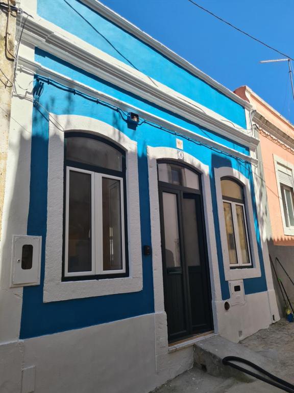 塞圖巴爾的住宿－CASA SAO DOMINGOS，蓝色和白色的建筑,设有窗户