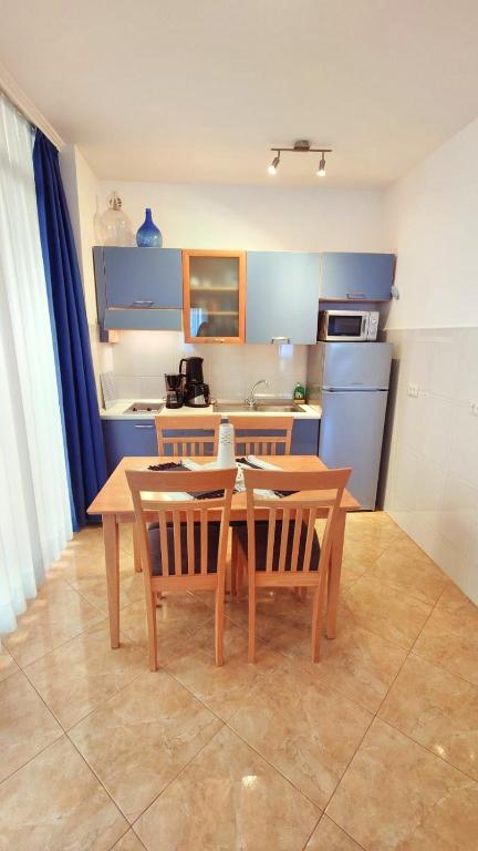 Apartments Lola - 13