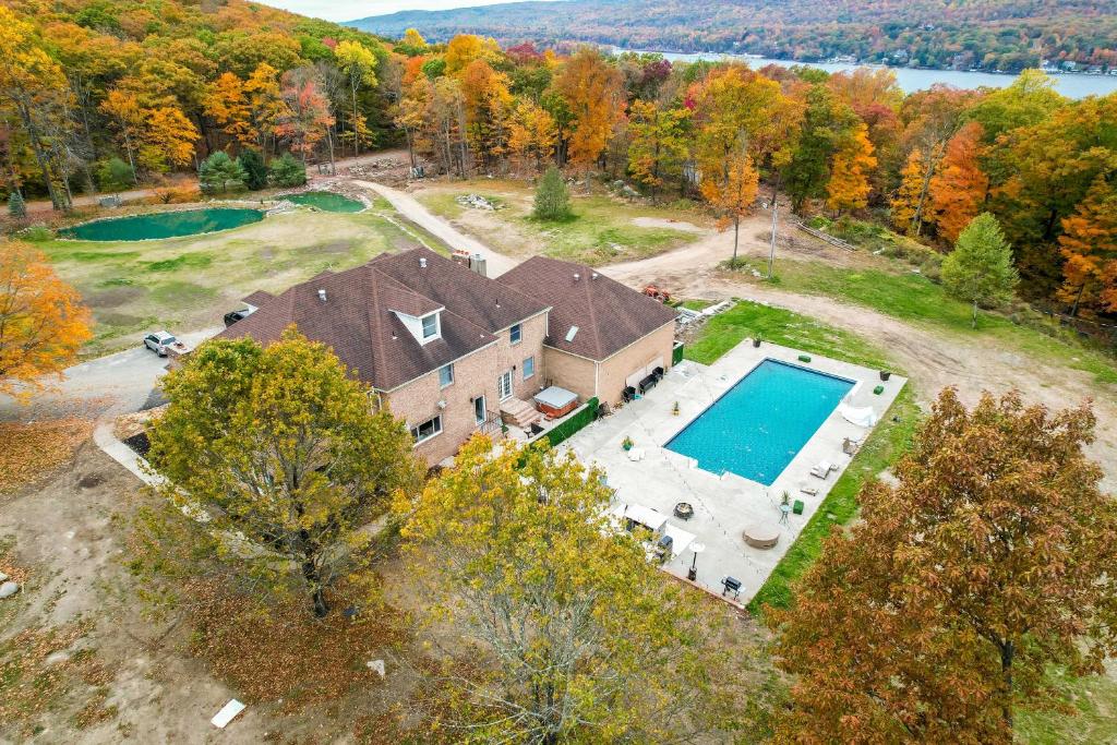 una vista aérea de una casa con piscina en Carpathia West Estate - 7-Bedroom Villa!, en Hewitt