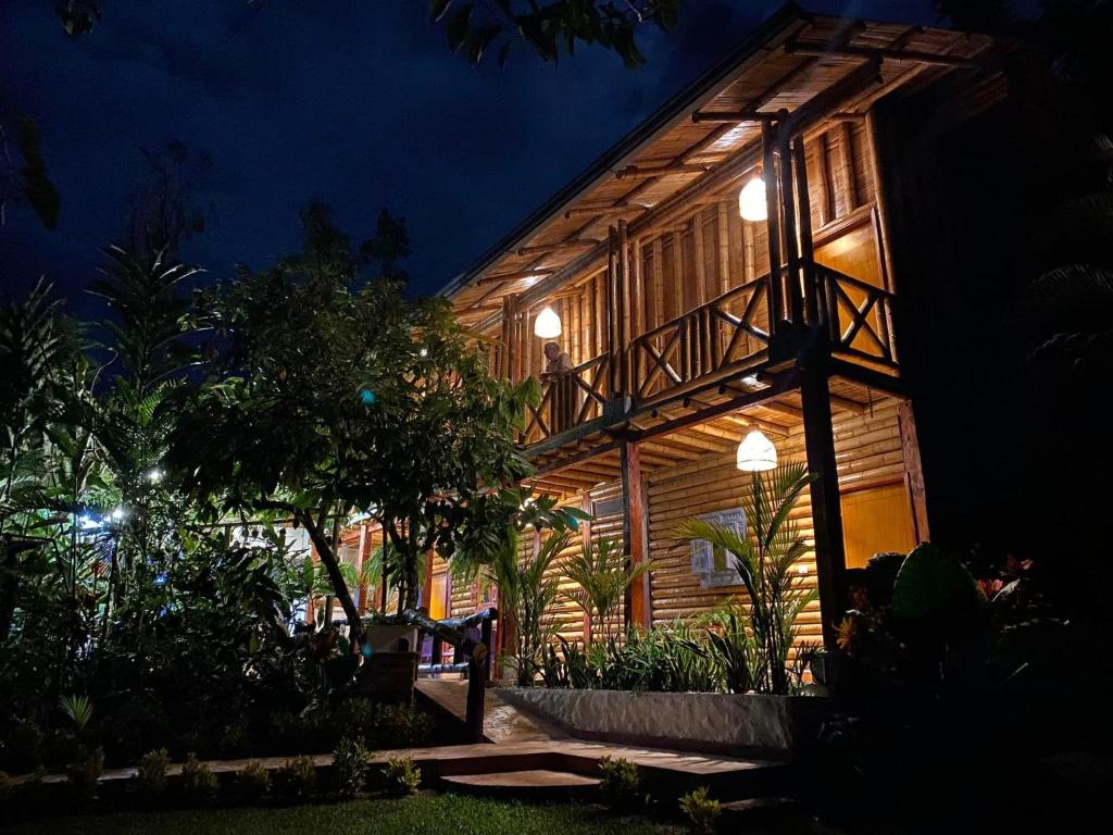 a wooden house at night with lights at Costello Campestre in San Alfonso