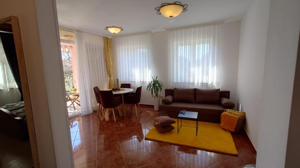 uma sala de estar com um sofá e uma mesa em Apartments Lola em Rovinj