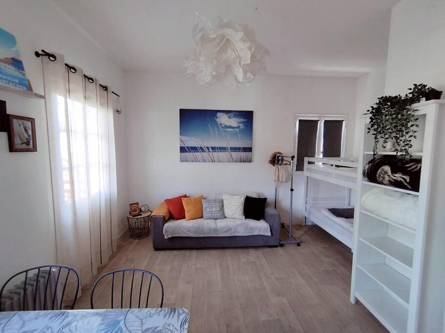 un soggiorno con divano e tavolo di Studio 4Pers balcon à 250m plage Pereire ad Arcachon