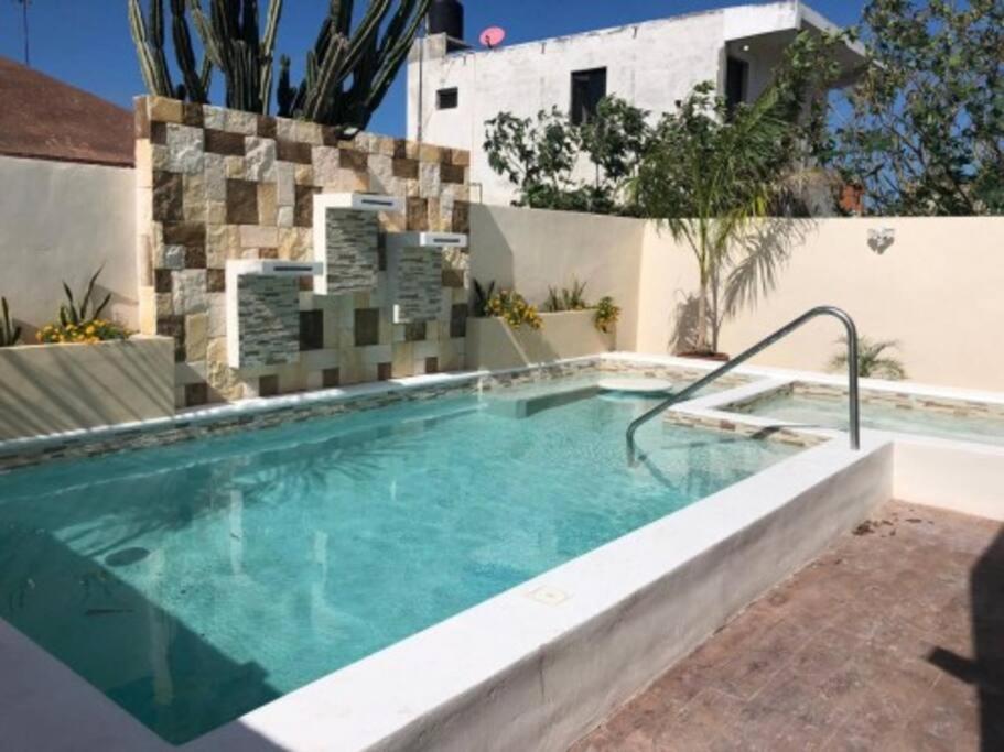 uma piscina em frente a um edifício em Casa Coral in Progreso em Progreso