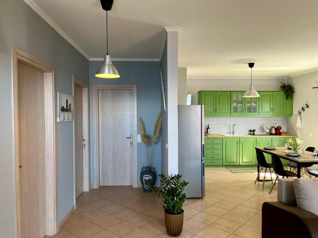 Kuchyň nebo kuchyňský kout v ubytování Coralli Pentati 1 "Dimitris Apartments"