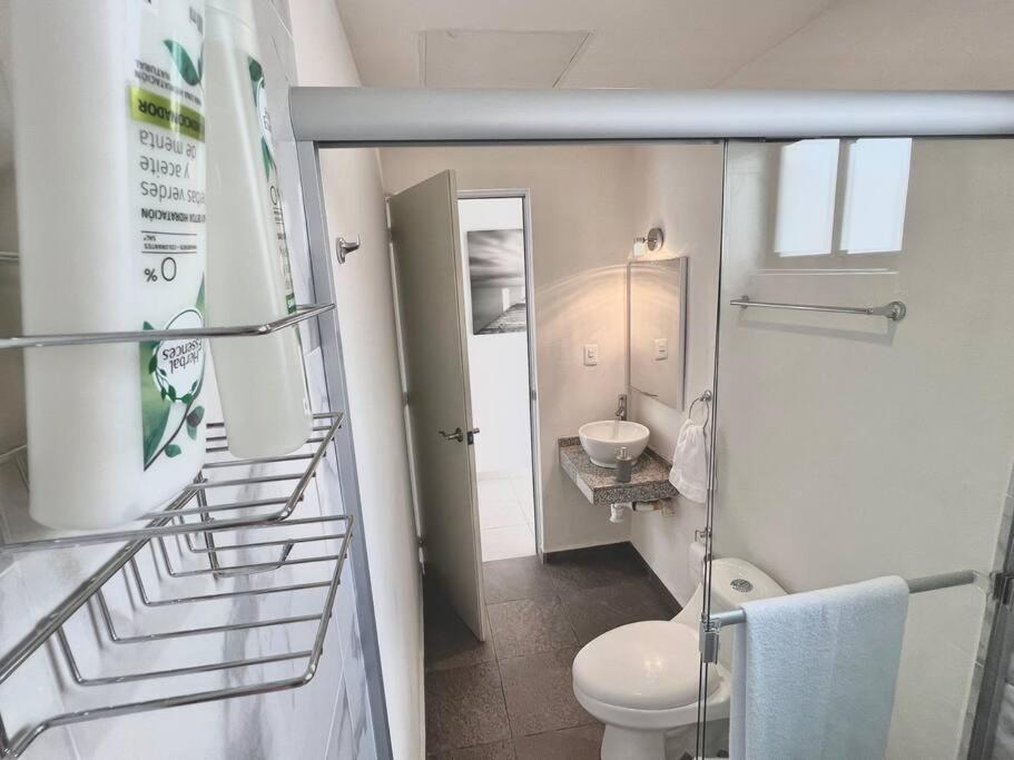 łazienka z toaletą i umywalką w obiekcie Luxury Apartment with Great Location 2-A w mieście Matamoros