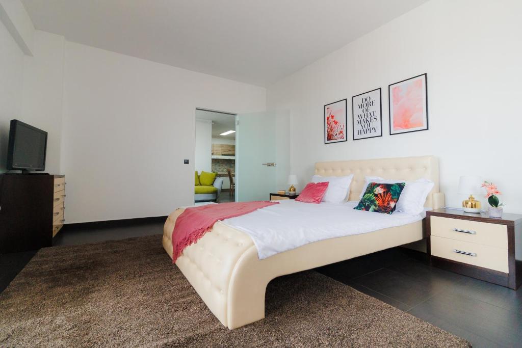 Кровать или кровати в номере Plaza Apartment
