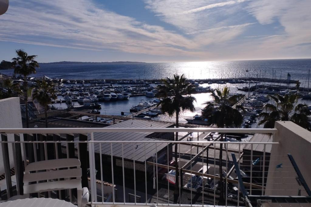 Photo de la galerie de l'établissement Beautiful 2 Bedrooms apartment in a private Residence with Sea View, à Cannes
