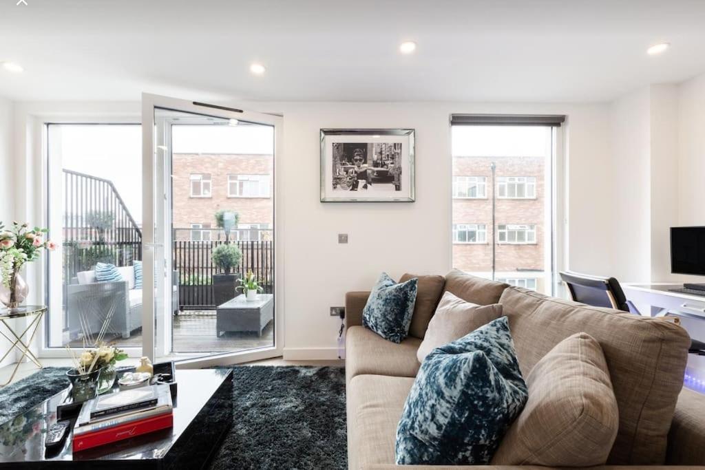 un soggiorno con divano e tavolo di Premier 3 Bed Lux Apartment - Sleeps 8 a Londra