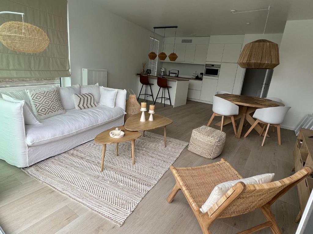 ein Wohnzimmer mit einem Sofa und einem Tisch in der Unterkunft Appartement 4 Pers Garage Parkzicht Nieuwpoort Stad in Nieuwpoort