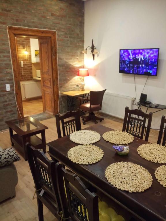 Televízia a/alebo spoločenská miestnosť v ubytovaní Rustic apartman in the Jewish Quarter
