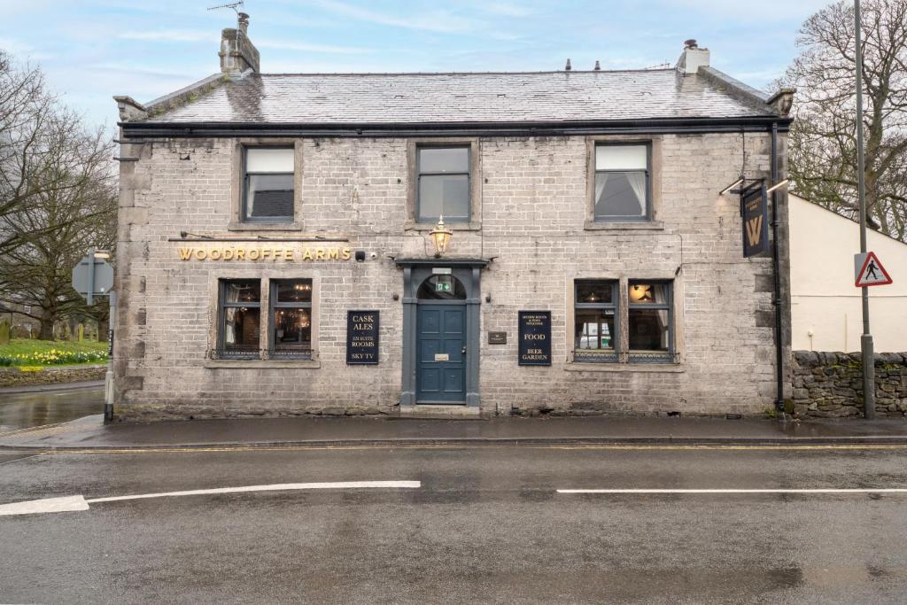 un edificio de ladrillo con una puerta azul en una calle en Woodroffe Arms, Hope Room 3 en Hope