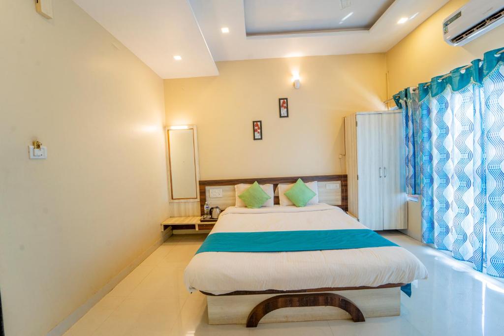 a bedroom with a large bed in a room at GreenPearl Mahabaleshwar in Mahabaleshwar