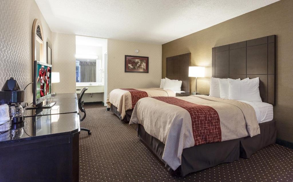 Red Roof Inn & Suites DeKalb - 豪华房间，两张双人床不吸烟