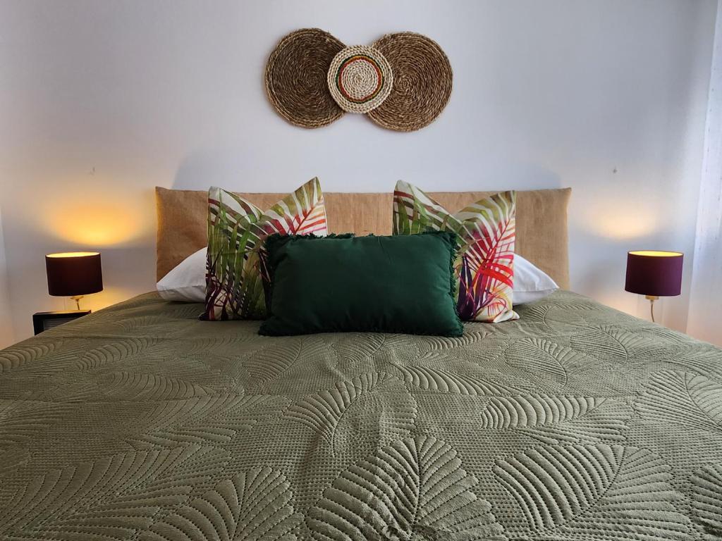 1 dormitorio con 1 cama grande y 2 lámparas en Cozy Island Apartment RAAL 1096 - Free Parking en Ponta Delgada