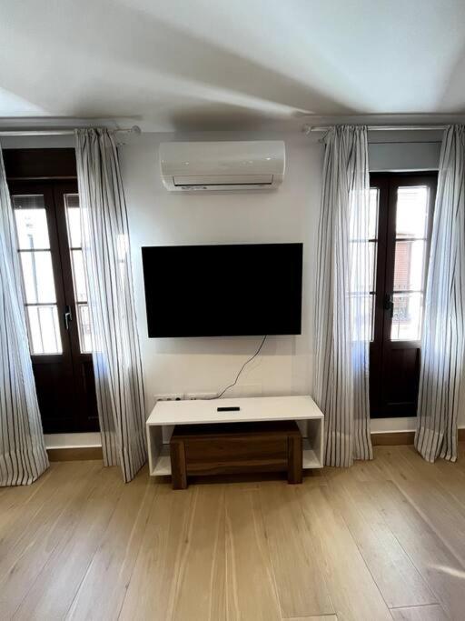 Televízia a/alebo spoločenská miestnosť v ubytovaní ANGELFLAT CENTRO