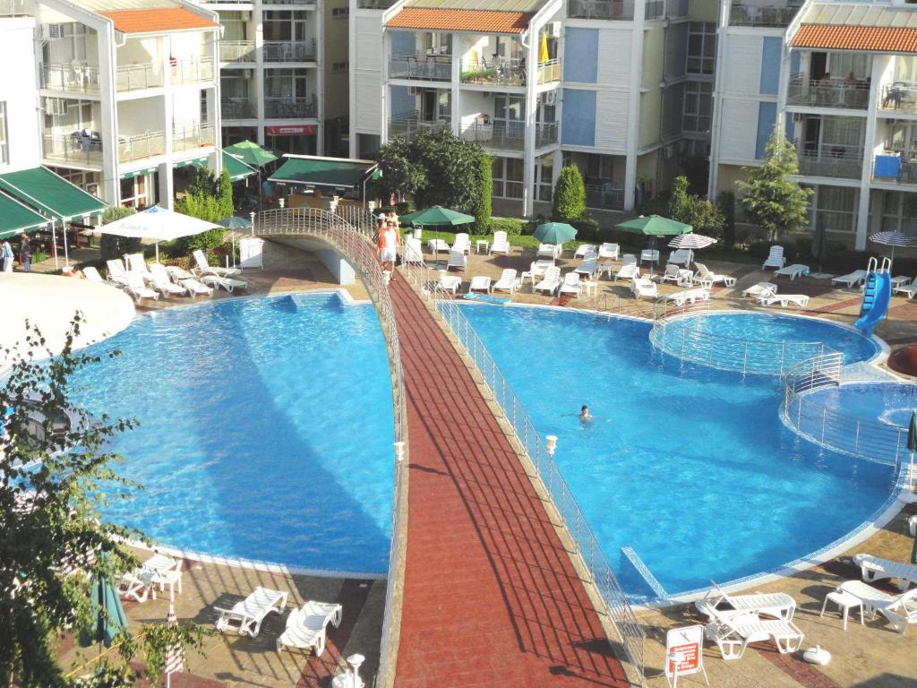 Vista sulla piscina di Elit 2 Apartments o su una piscina nei dintorni