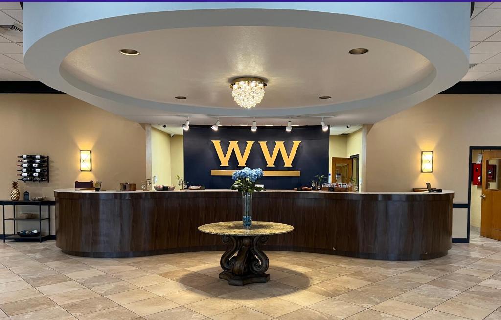 Ο χώρος του λόμπι ή της ρεσεψιόν στο Historic Whispering Woods Hotel & Conference Center