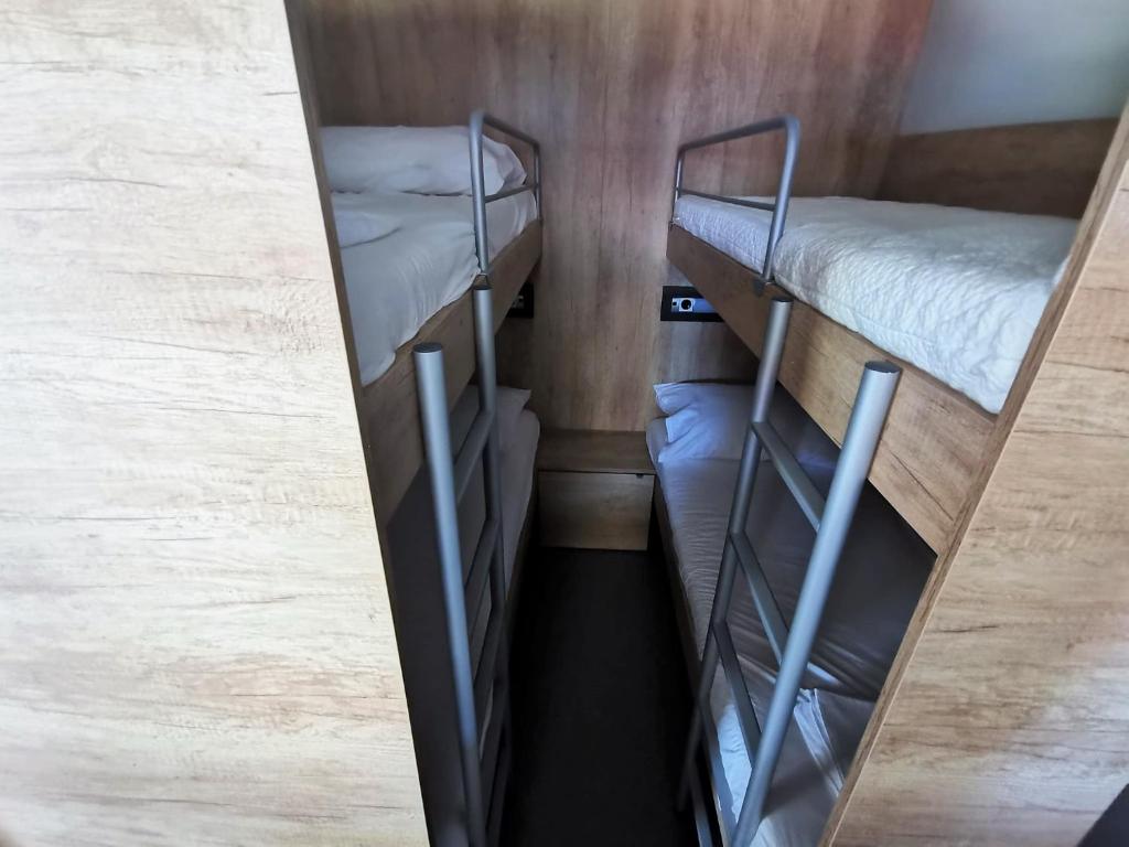 Łóżko lub łóżka piętrowe w pokoju w obiekcie Mobile home - Bokun mora