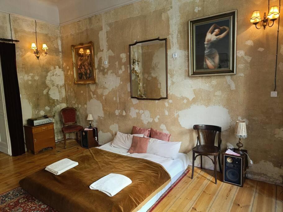 um quarto com uma cama e um quadro na parede em Schöneberg Holiday Flat & Art Gallery em Berlim