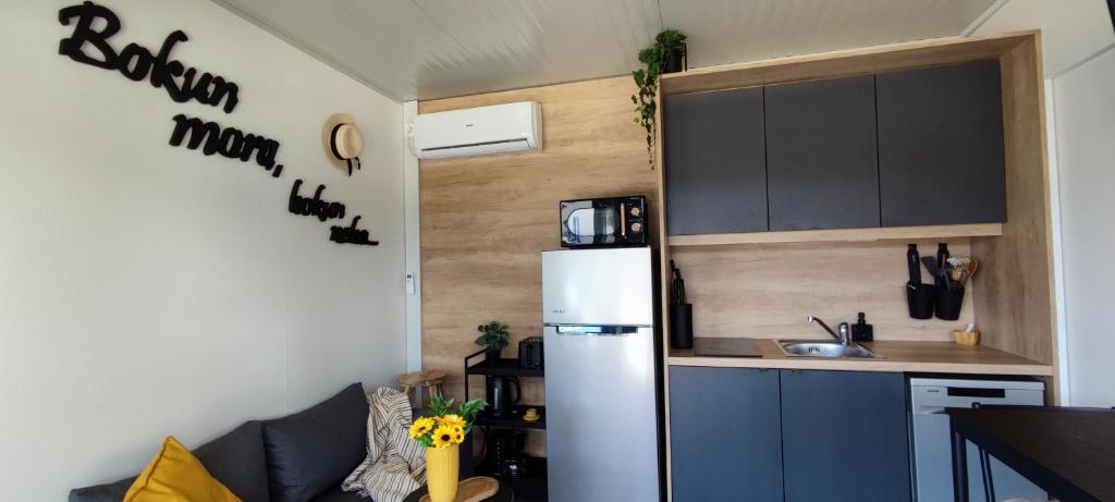Kuchnia lub aneks kuchenny w obiekcie Mobile home - Bokun mora