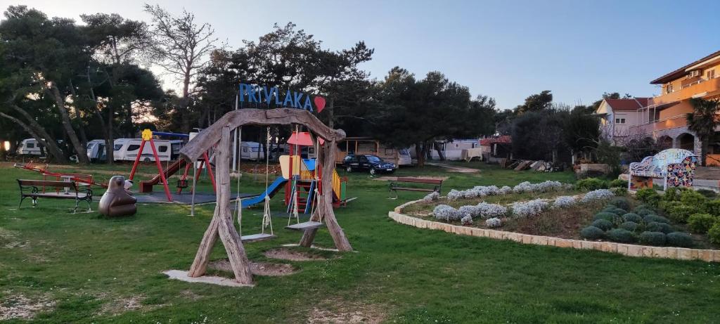 Plac zabaw dla dzieci w obiekcie Mobile home - Bokun mora