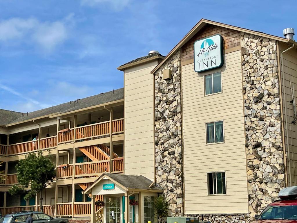 un hôtel avec un panneau sur son côté dans l'établissement Hi Tide Oceanfront Inn, à Seaside