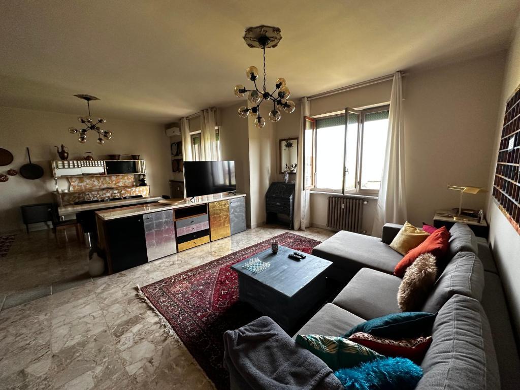 sala de estar con sofá y mesa en Grande appartamento panoramico, en Lu