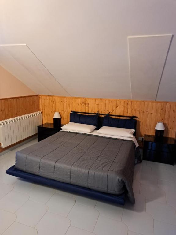 een slaapkamer met een groot bed en 2 nachtkastjes bij Kairos B&B in San Giuseppe Iato