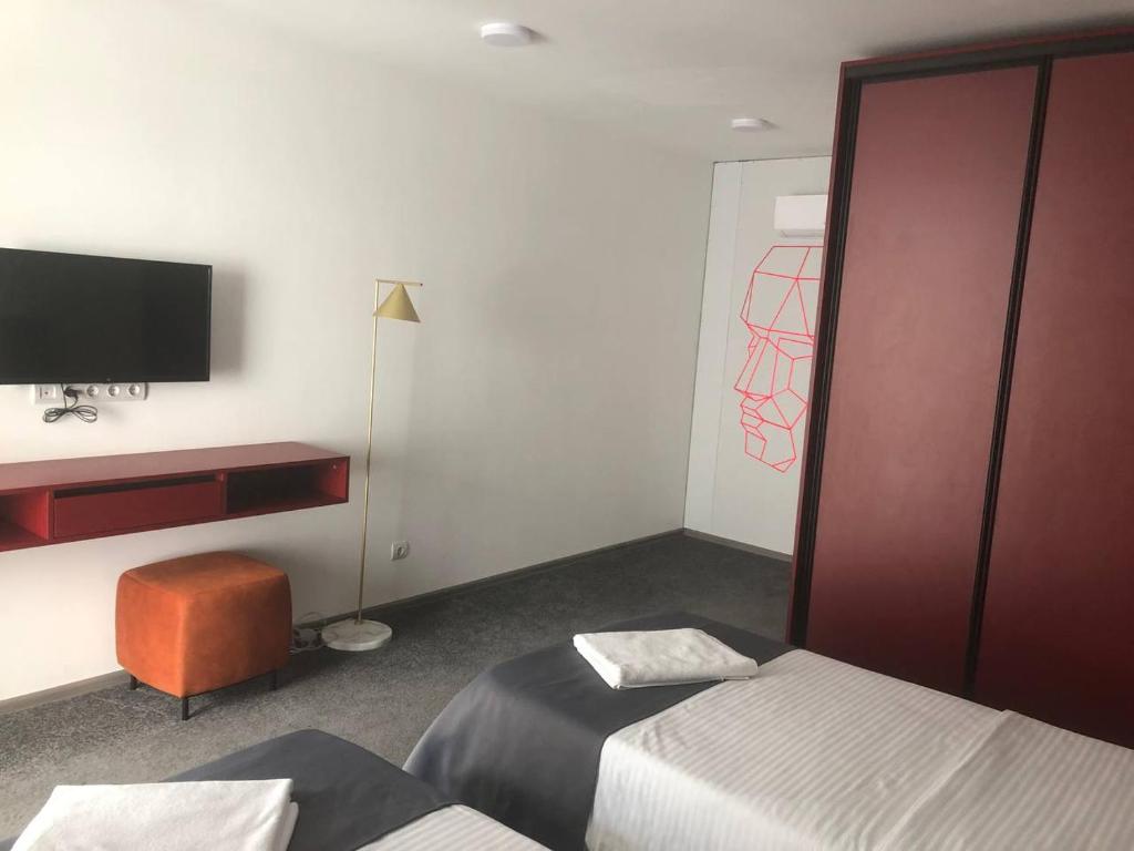 TV a/nebo společenská místnost v ubytování Arkadia Beach Hotel