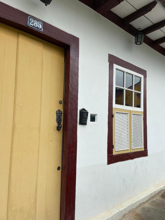 um edifício com uma porta e uma janela em Casa Nossa Senhora do Carmo em Ouro Preto