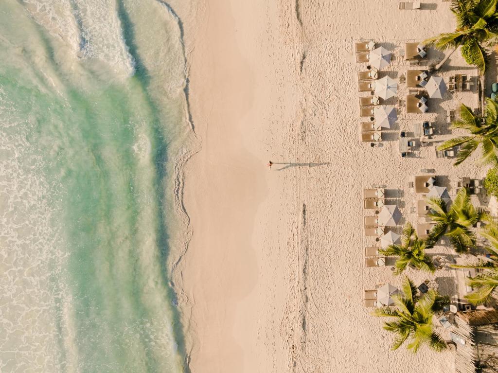 - une vue sur la plage et l'océan dans l'établissement Chiringuito Tulum, à Tulum