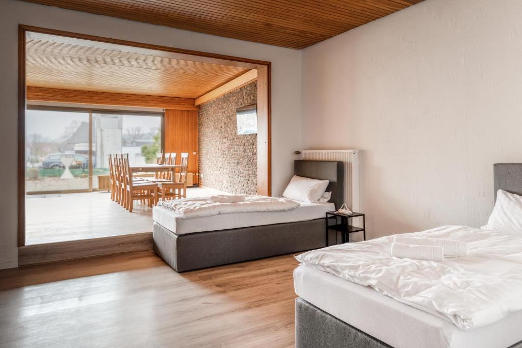 克萊沃的住宿－Zentrales Apartment - 8 Boxspringbetten - Netflix，配有两张床铺的客房配有桌椅