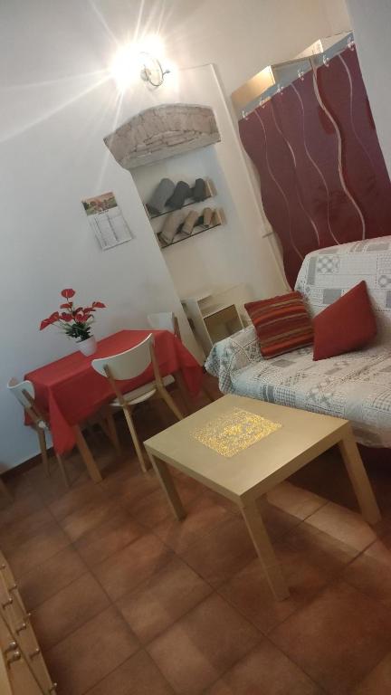 sala de estar con mesa y sofá en Mini appartamento, en Livorno