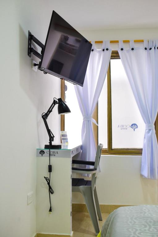 TV a/nebo společenská místnost v ubytování Ayenda Ceiba Rooms