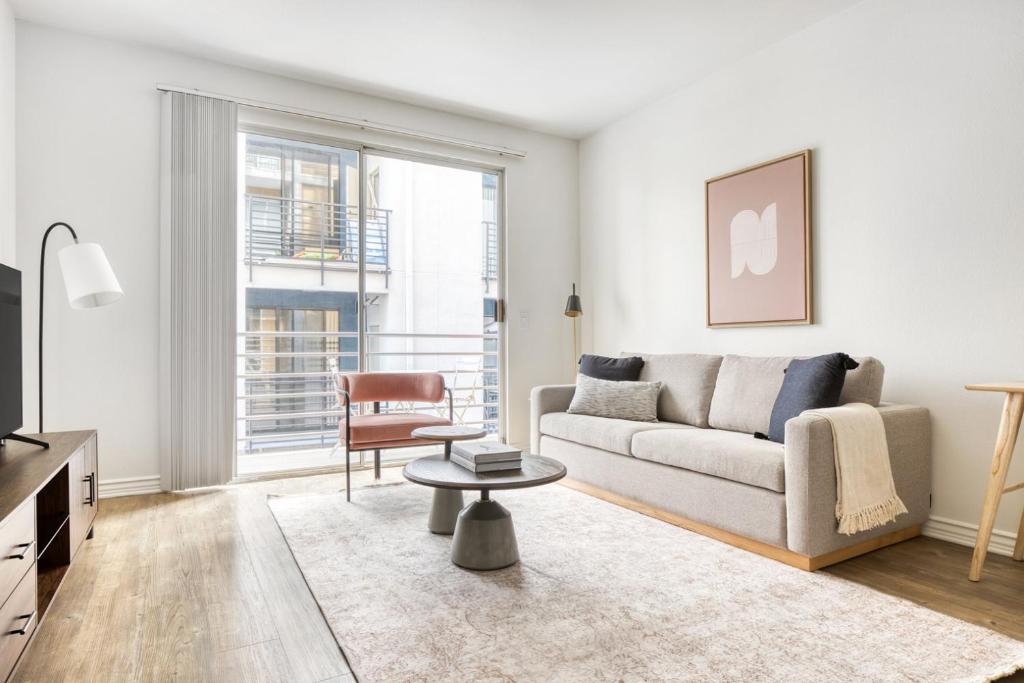 ロサンゼルスにあるStudio City 1BR w Gym Pool WD nr TJ WF LAX-628のソファとテーブルのあるリビングルーム