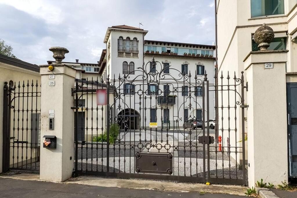 un portail en fer devant un bâtiment dans l'établissement LUX Apartment Milano Metro M2, à Milan