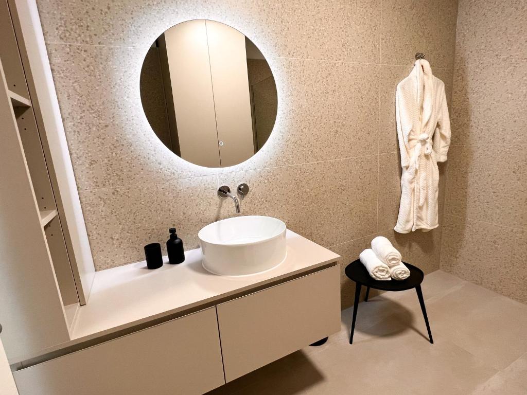 een badkamer met een wastafel en een spiegel bij SOL Baška Voda in Baška Voda