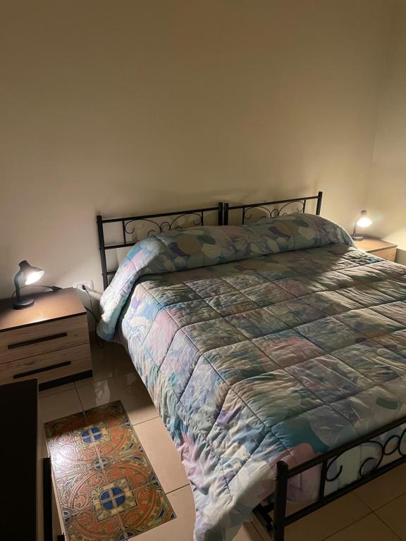 1 dormitorio con 1 cama, vestidor y mesita de noche en Le cinque perle, en Francavilla Fontana