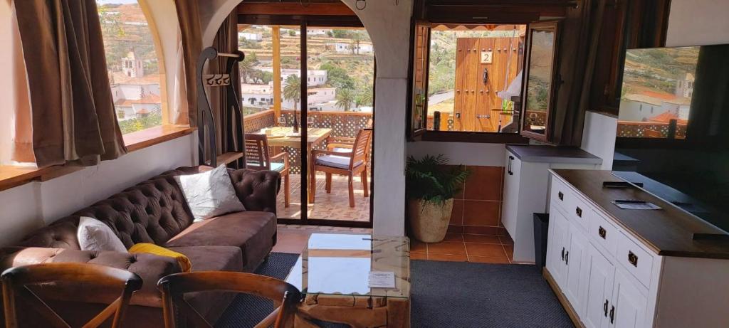 a living room with a couch and a kitchen with a balcony at Casa Isabel 2 in Betancuría