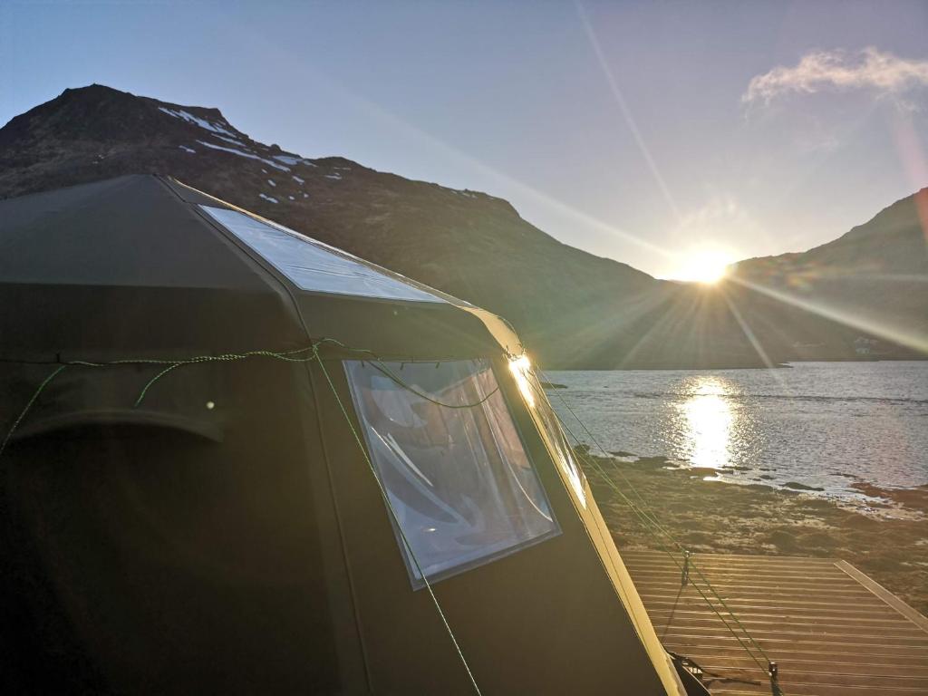 namiot na łodzi na wodzie w obiekcie FLO Lofoten eco glamping w mieście Valberg