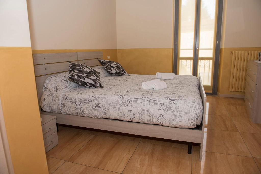 um quarto com uma cama com almofadas em Appartamenti S Onofrio Rho em Rho
