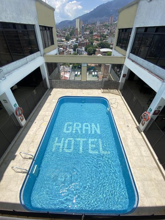Nespecifikovaný výhled na hory nebo výhled na hory při pohledu z hotelu